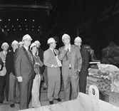 VD Tony Hjort från Kockums med besökare å varvet