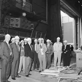 VD Tony Hjort från Kockums med besökare å varvet