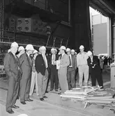 VD Tony Hjort från Kockums med besökare å varvet