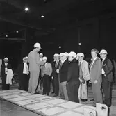 VD Tony Hjort från Kockums med besökare å varvet