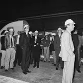 VD Tony Hjort från Kockums med besökare å varvet