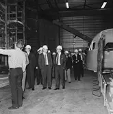 VD Tony Hjort från Kockums med besökare å varvet