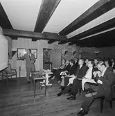 VD Tony Hjort från Kockums med besökare å varvet