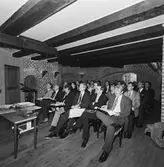 VD Tony Hjort från Kockums med besökare å varvet