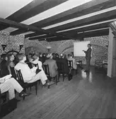 VD Tony Hjort från Kockums med besökare å varvet