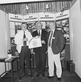 Personal från Tele vid uställningsskärm (Enköping)