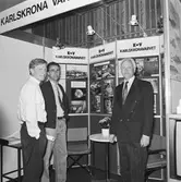 Personal från Tele vid uställningsskärm (Enköping)