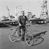 VD H. Hedman överlämnar cykel till vinnare av motionskampanjen