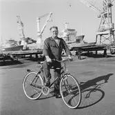 VD H. Hedman överlämnar cykel till vinnare av motionskampanjen