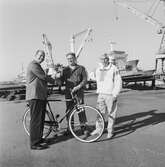 VD H. Hedman överlämnar cykel till vinnare av motionskampanjen