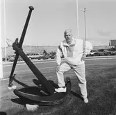 VD H. Hedman överlämnar cykel till vinnare av motionskampanjen