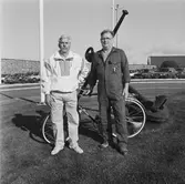 VD H. Hedman överlämnar cykel till vinnare av motionskampanjen