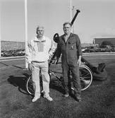 VD H. Hedman överlämnar cykel till vinnare av motionskampanjen