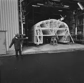 VD H. Hedman vid ribbspantformen till YSB plastverkst.