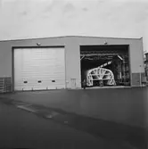 VD H. Hedman vid ribbspantformen till YSB plastverkst.