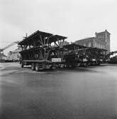 Lastbilar med brosektioner till krigsbro