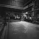 Arbetsbild skärmaskin i plåtverkst.