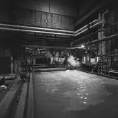 Arbetsbild skärmaskin i plåtverkst.