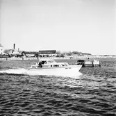 Civil motorbåt på drottninghallskaj