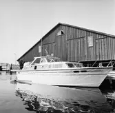 Civil motorbåt på drottninghallskaj