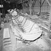 Segelbåten Viggen under arbete i båtverkstan