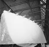 Segelbåten Viggen under arbete i båtverkstan