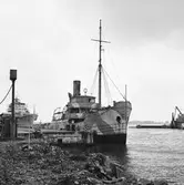 Dykarbåt och g:a Belos vid kaj