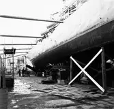 Lyft av T 124 i docka 1