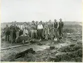 Svedvi sn, Hallstahammars kommun, Valsta.
Stensättning, med urna, vid Valsta.