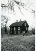 Svedvi sn, Hallstahammars kn, Hallstahammar.
Länsmansgården, 1971.