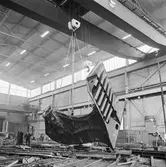 Lyft av akterstäv i plåtverkstan