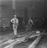 Gjutning av golvet i plåt och svetsverkstan