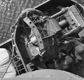 Lyft av radarantenn från Kryssaren Göta Lejon