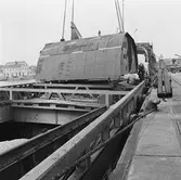 Lyft av bottensektion å 100-tonskranen