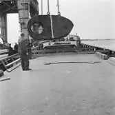 Lyft av bottensektion å 100-tonskranen