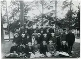 Svedvi sn, Hallstahammars kn, Hallstahammar.
Skolfoto med elever och lärare från Näslunds skola, c:a 1910.