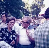 Partimöte i Örebro år 1976. Alma Persson (1910 - 1987), socialdemokratisk politiker i Kållered konverserar med Bertil Zachrisson, socialdemokratiskt statsråd. Bertil hade som liten bott som sommargäst med föräldrarna i Vommedal Östergård 