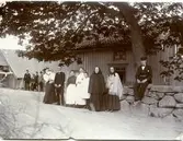 Människor som står framför boningshus (idag: Streteredsvägen 36) och ladugård vid Livered 