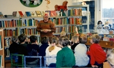 Sagostund för barn med bibliotikarie Solveig Warvås i Kållereds bibliotek 1990-tal.