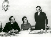 Samkväm i Församlingshemmet vid Biskopsvisitationen år 1966. Från vänster ses biskop Bo Giertz, Alma Persson och Gustav Lindman (då komminister i Kållered).