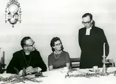 Samkväm i Församlingshemmet vid Biskopsvisitationen år 1966. Från vänster ses biskop Bo Giertz, Alma Persson och Gustav Lindman (då komminister i Kållered).