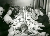 Samkväm i Församlingshemmet vid Biskopsvisitationen år 1966. På vänster sida ses bland annat 1. Gunnar Nilsson (1909 - 2006), Inga Hallbäck och Ester Pettersson. På höger sida ses bland annat Agnes Eliasson