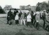 Skolelever på väg till Församlingshemmet för att möta biskop Bo Giertz vid Biskopsvisitationen år 1966. Till vänster ses Oskar Larssons handelsträdgård Solängs plantskola i bostadshuset 