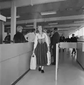 Fröken Skansen Margaretha på väg till Amerikaresan, Arlanda