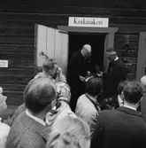 75-årsjubileet. Kung Gustav VI Adolf utanför Skansens krukmakeri.