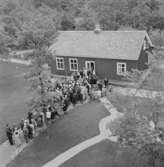 Väla skola. Besökare strömmar till Väla skola på Skansen.