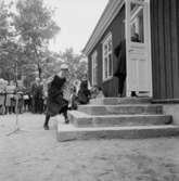 Väla skola, Skansen. Barn på trappan till skolan.