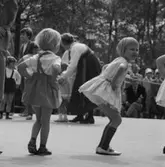 Småflickor dansar. Danslek. Skansen.