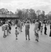 Danslek med barn och vuxna. Skansen.