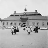 Folkdans på gårdsplanen framför Skogaholms herrgård, Skansen.